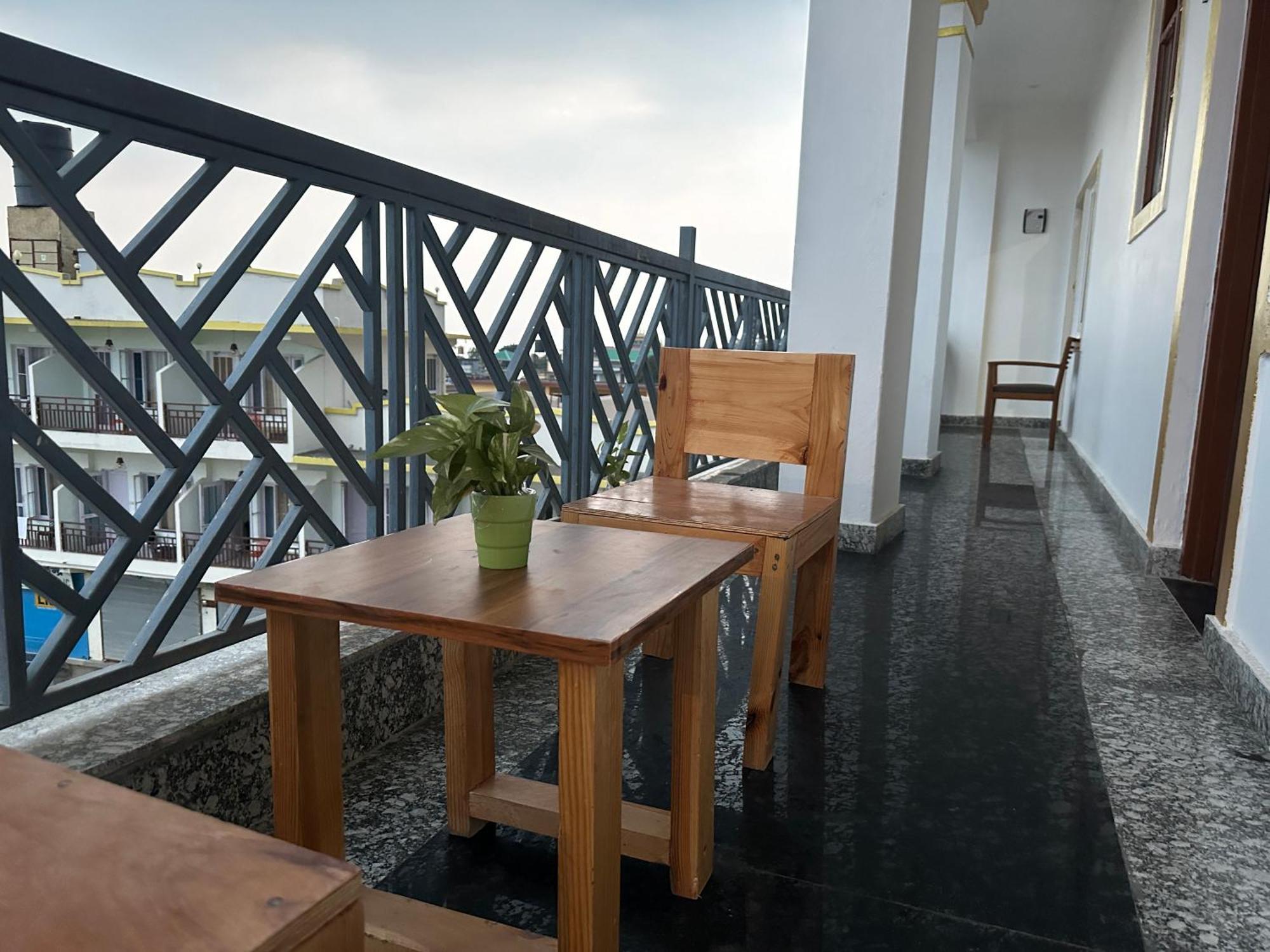 La Atharva Residency By Sunchasers Bīr Eksteriør billede